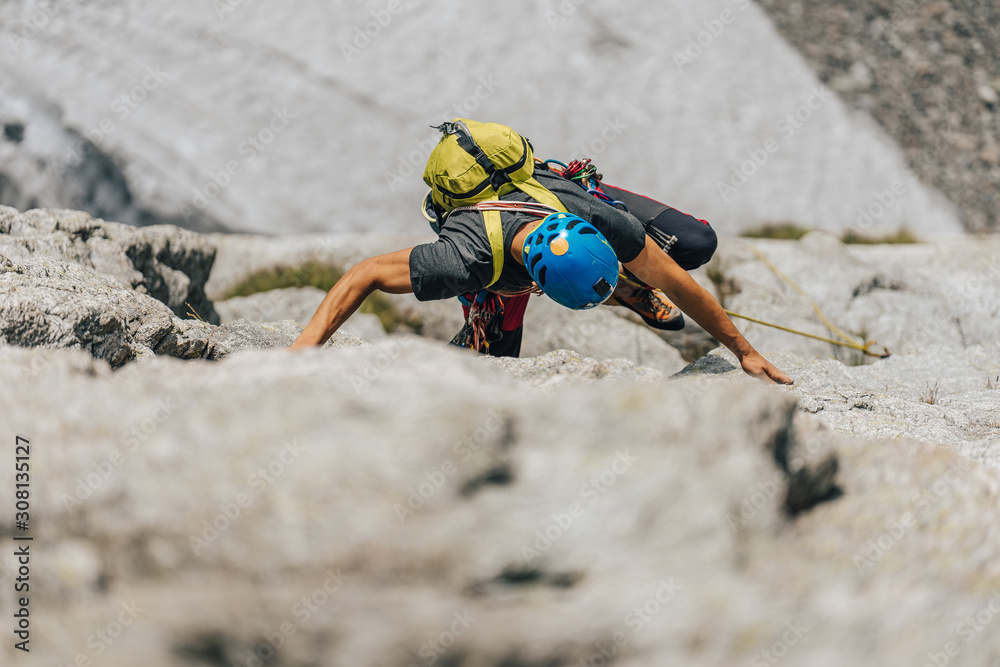 攀登者或登山者登上一个大岩石表面。男子，登山运动员，极限冒险运动c