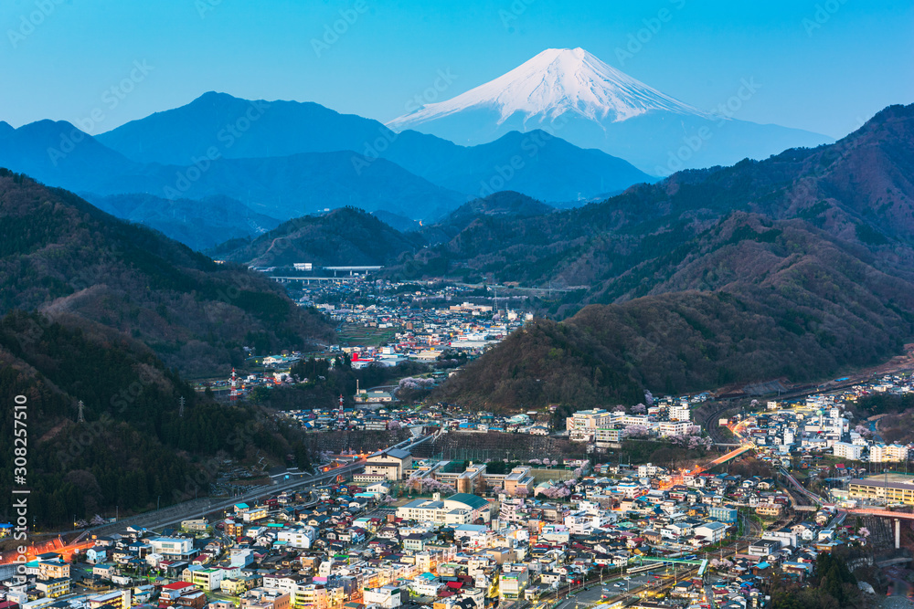 日本大冢与富士山的天际线