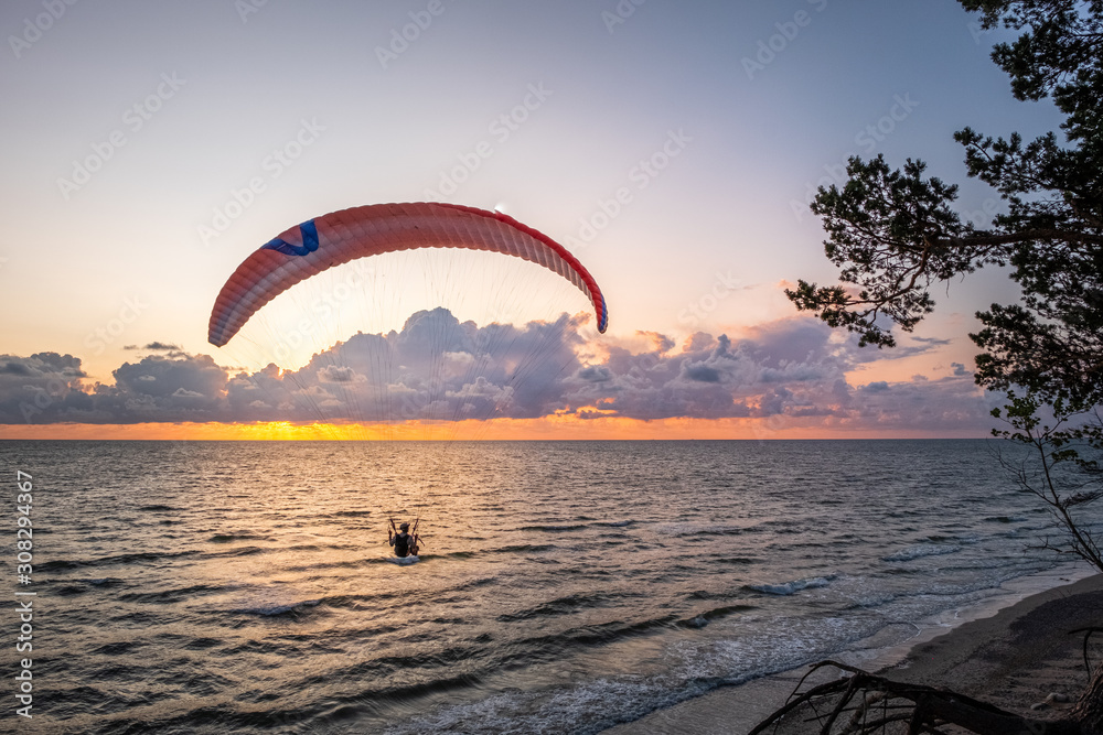 Gleitschirmflieger an der Ostseeküste bei Karkle Palanga Litauen