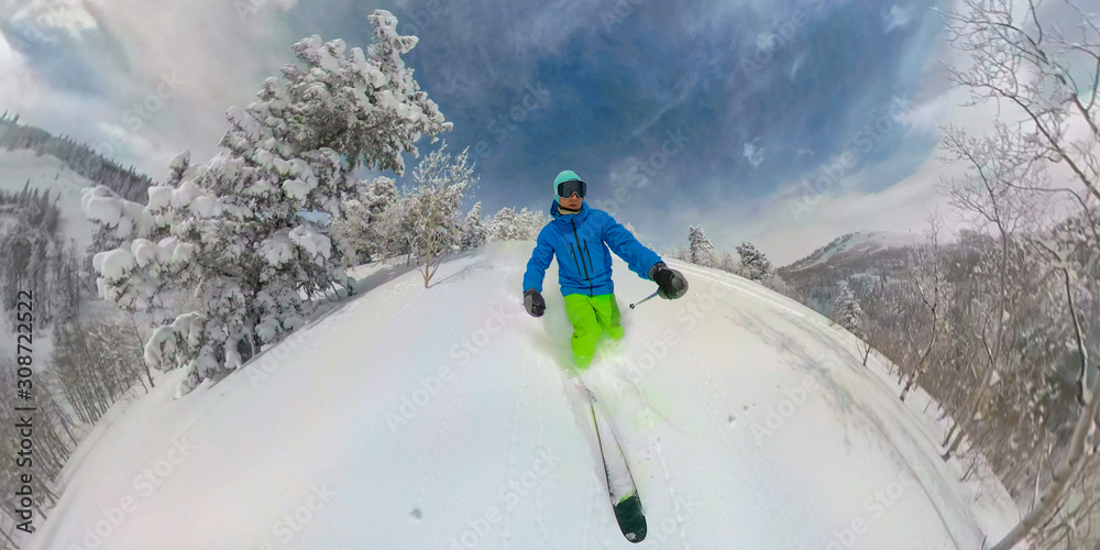 SELFIE竞技男游客在滑雪道外滑雪时将新鲜的粉末雪撕碎