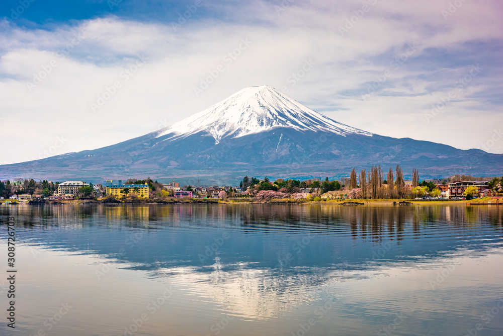 日本山梨县河口湖上的富士山。