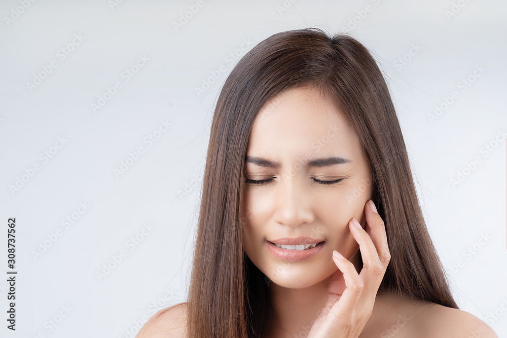 Beautiful Asian women are having a toothache