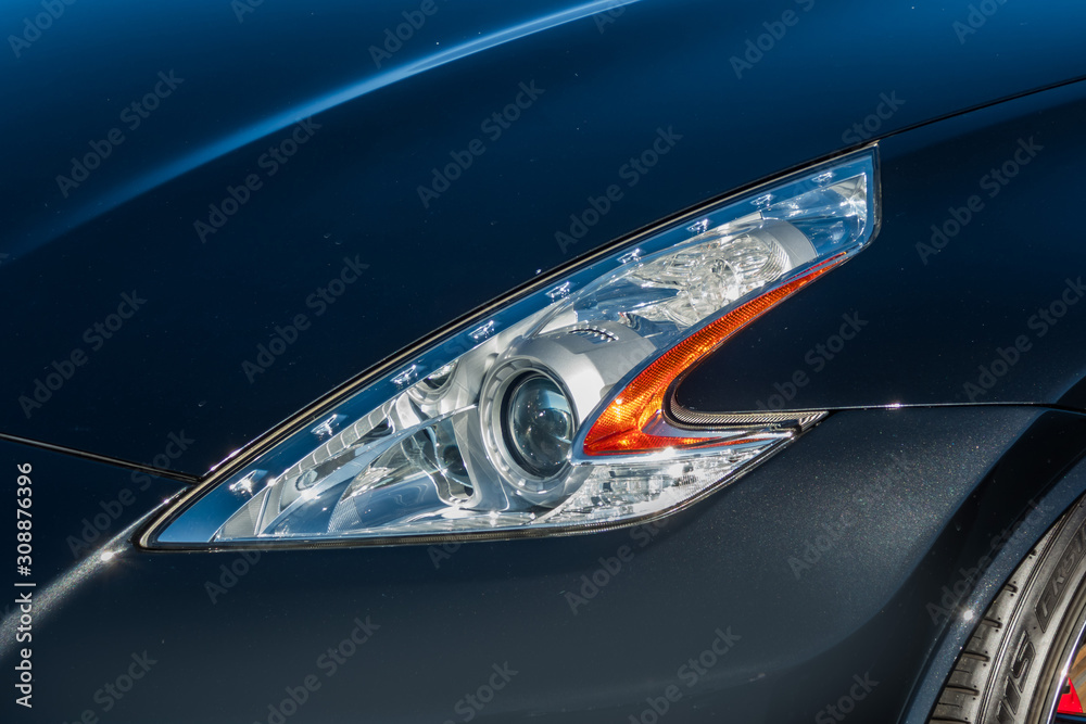 自動車のヘッドライト　Headlight of the car