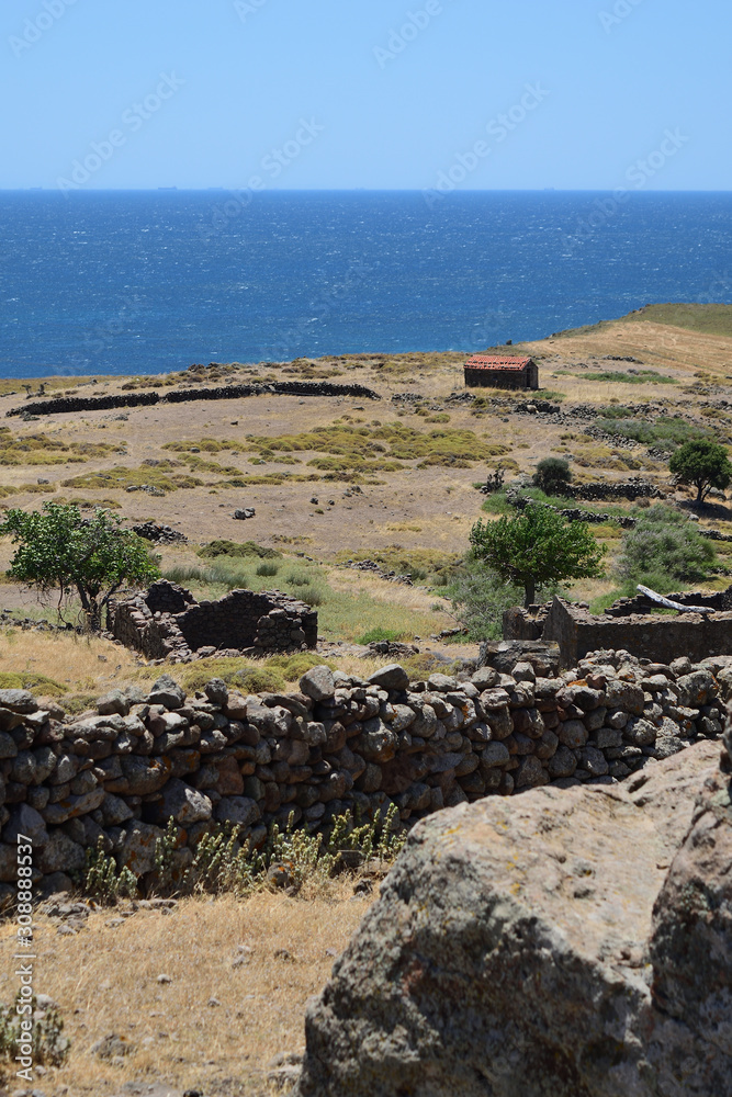 Kaya Mezari地区-土耳其爱琴岛Gokceada（Imbros）的半封闭景观中的希腊小教堂