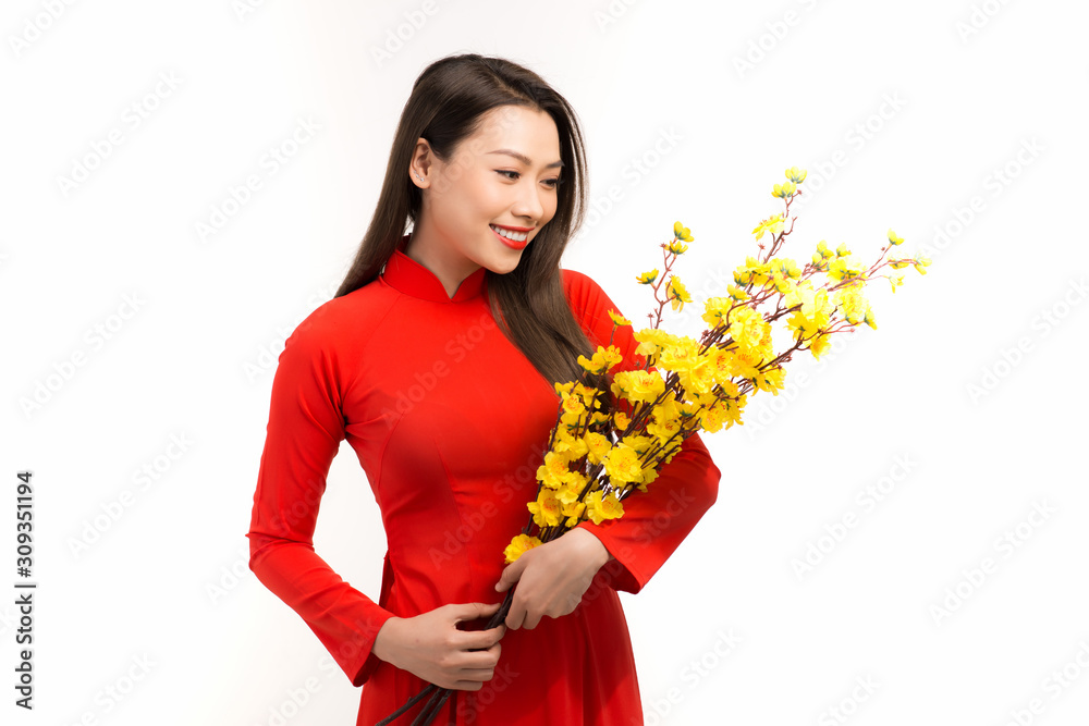 越南妇女手捧鲜花寓意新年快乐