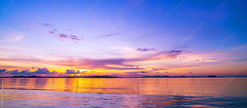 美丽的日落或日出，海面反射的海景自然背景