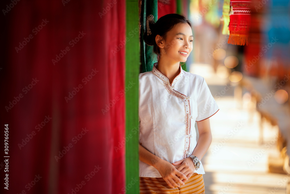 泰国女孩穿着传统的兰纳服装，穿着lamduan编织布旅行