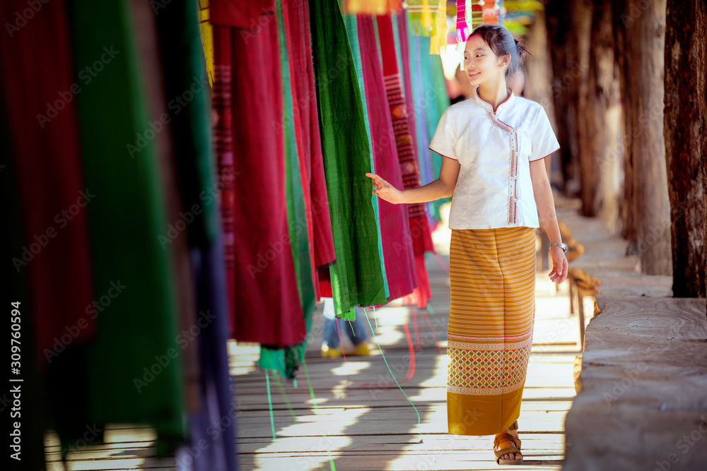 泰国女孩穿着传统的兰纳服装，穿着lamduan编织布旅行