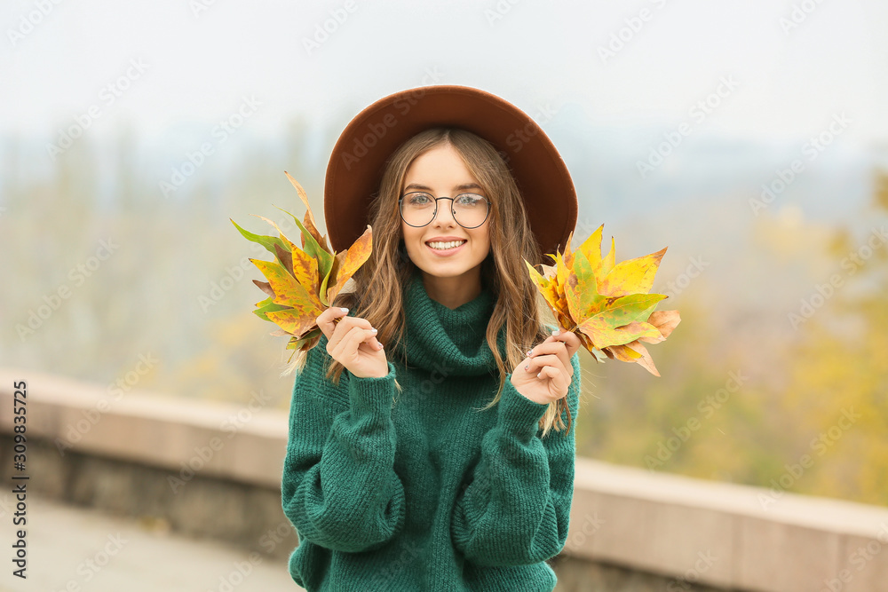 户外秋叶时尚年轻女性画像