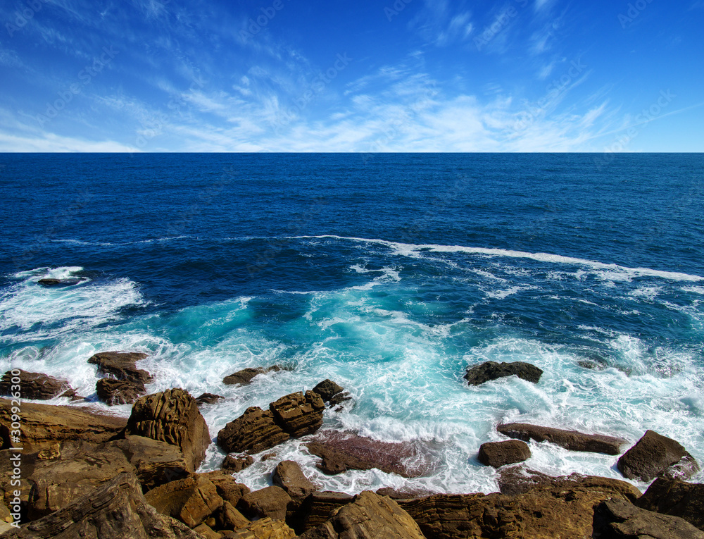 海浪冲击岩石