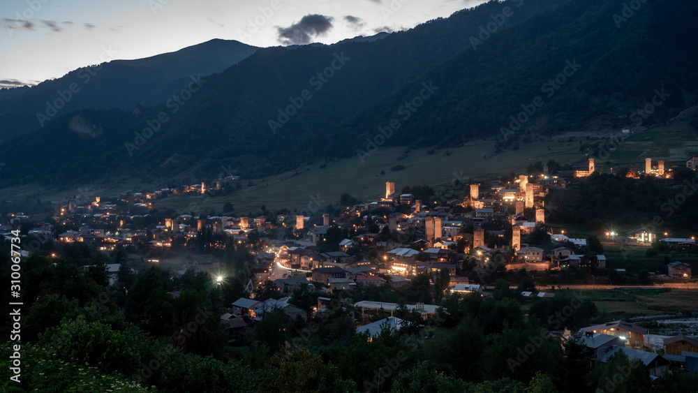 梅斯蒂亚的夜景，那里有美丽的Svan Towers和高山。格鲁吉亚Svaneti