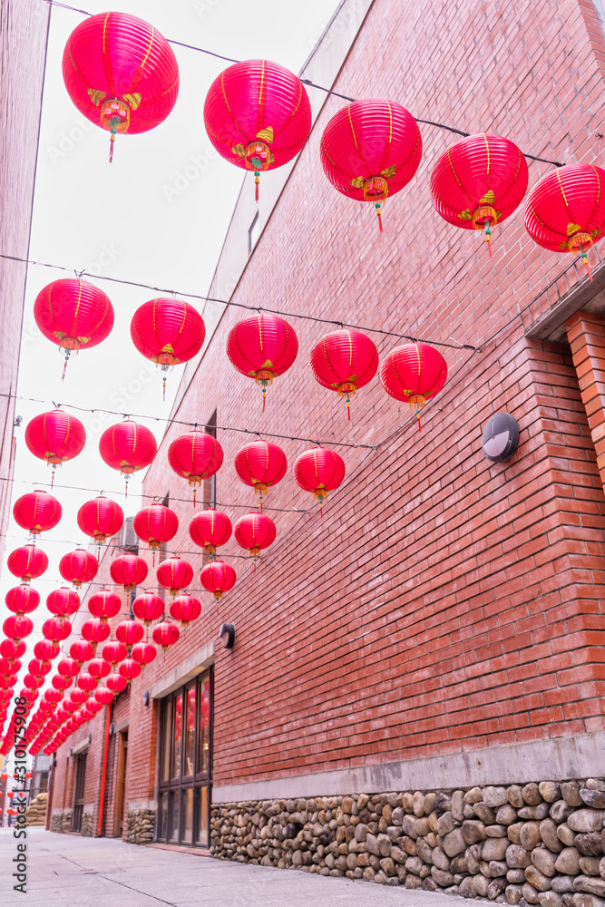 美丽的圆形红灯笼悬挂在古老的传统街道上，中国农历新年的概念