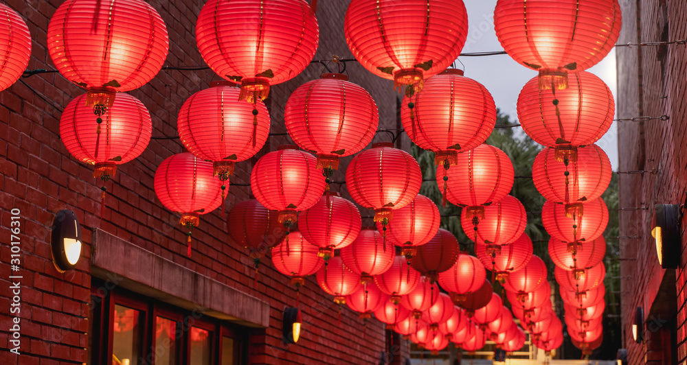 美丽的圆形红灯笼挂在古老的传统街道上，中国农历新年的概念