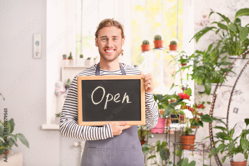 商店里拿着写有打开