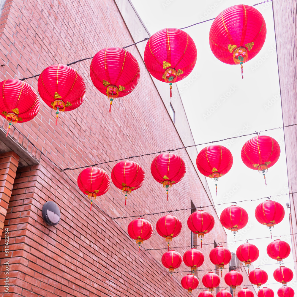 美丽的圆形红灯笼挂在古老的传统街道上，中国农历新年的概念