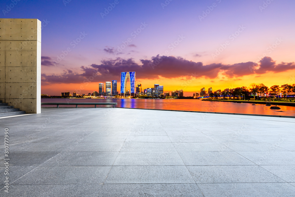 夜晚的苏州城市天际线和空旷的广场景观。