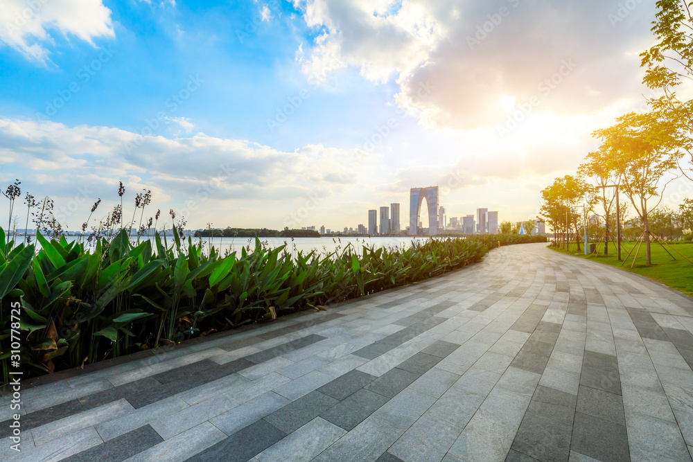 日落时分的苏州城市天际线和空旷的广场景观。