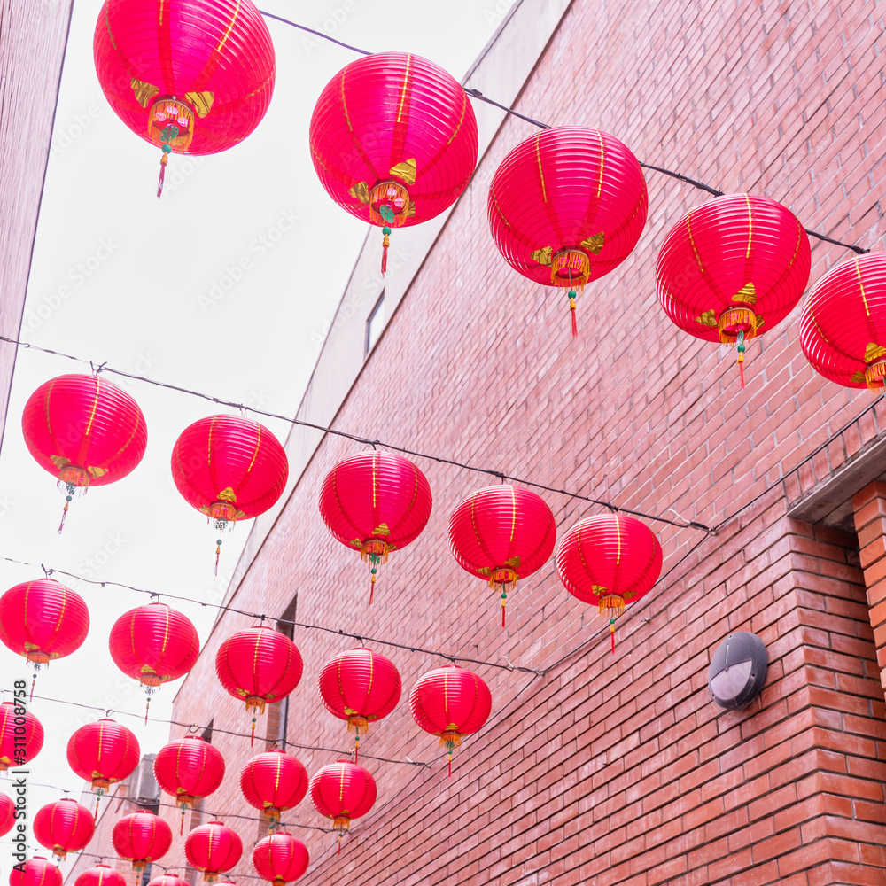 挂在古老传统街道上的漂亮圆形红灯笼，中国农历新年的概念