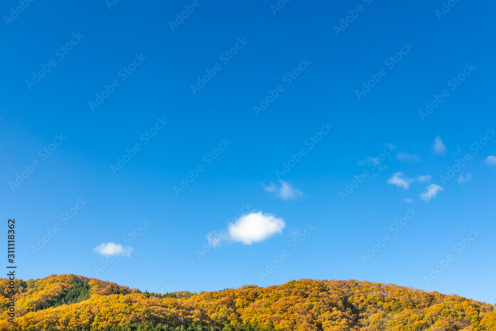 青空と美しく紅葉した山