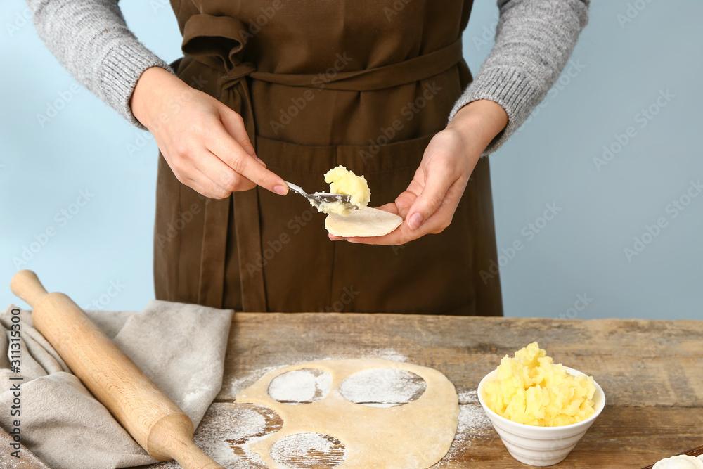 女人在煮美味的饺子，特写镜头