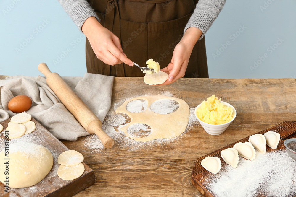 女人在煮美味的饺子，特写镜头