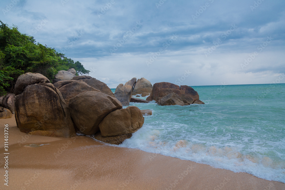 岩石和河流上的热带海滨景观