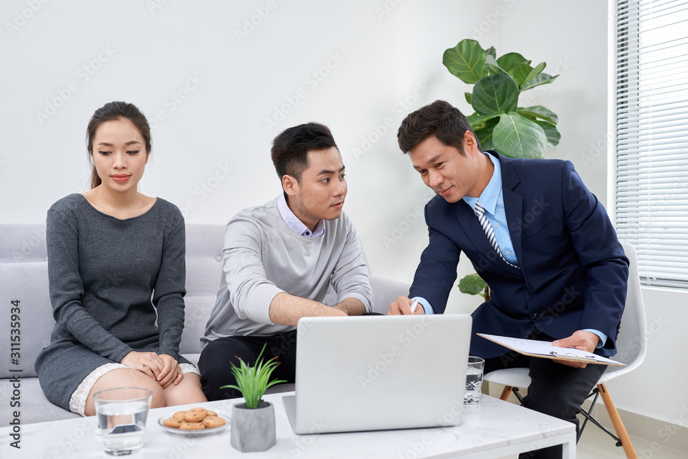 这不是我的错！一个愤怒的年轻人在妻子坐着的时候与精神科医生交谈并做手势