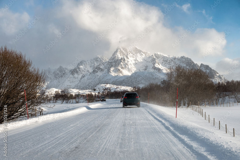 汽车行驶在农村有山的雪地上