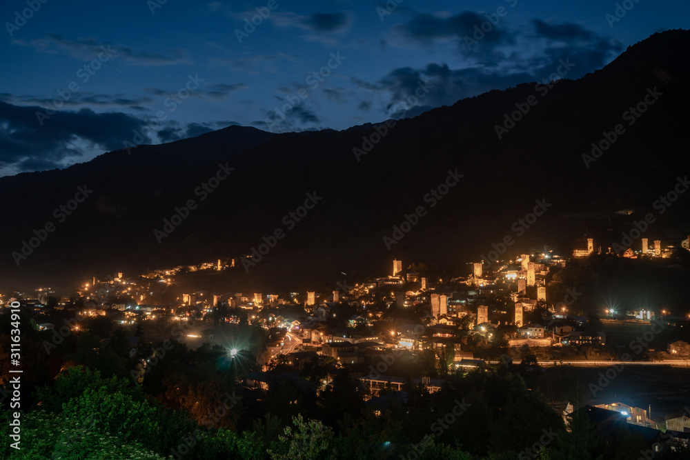 梅斯蒂亚的夜景，那里有美丽的、明亮的Svan Towers和高山。格鲁吉亚Svaneti