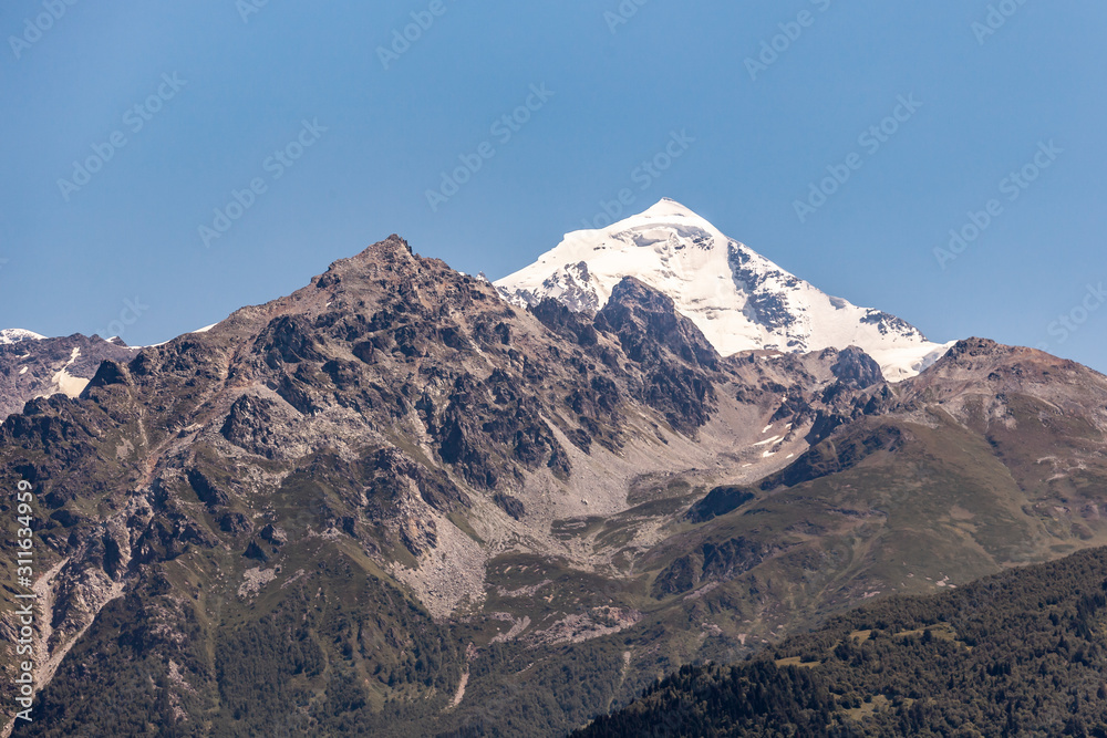 特努尔迪山位于佐治亚州斯瓦涅蒂上游的大高加索山脉之上，山地