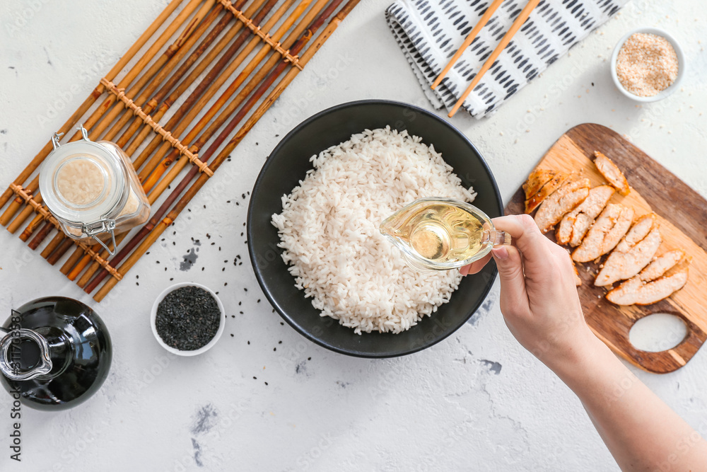 用鸡肉准备美味米饭的女人