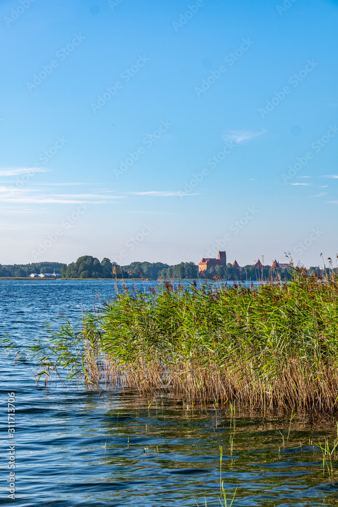 Blick auf die Kreuzritter Burg Trakai im Galve See in Litauen