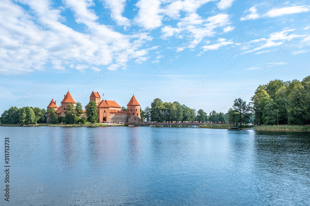 Blick auf die Kreuzritter Burg Trakai im Galve See in Litauen