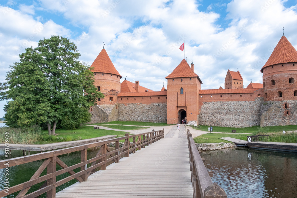 Blick auf die Kreuzritter Burg Trakai im Galve See in Litauen