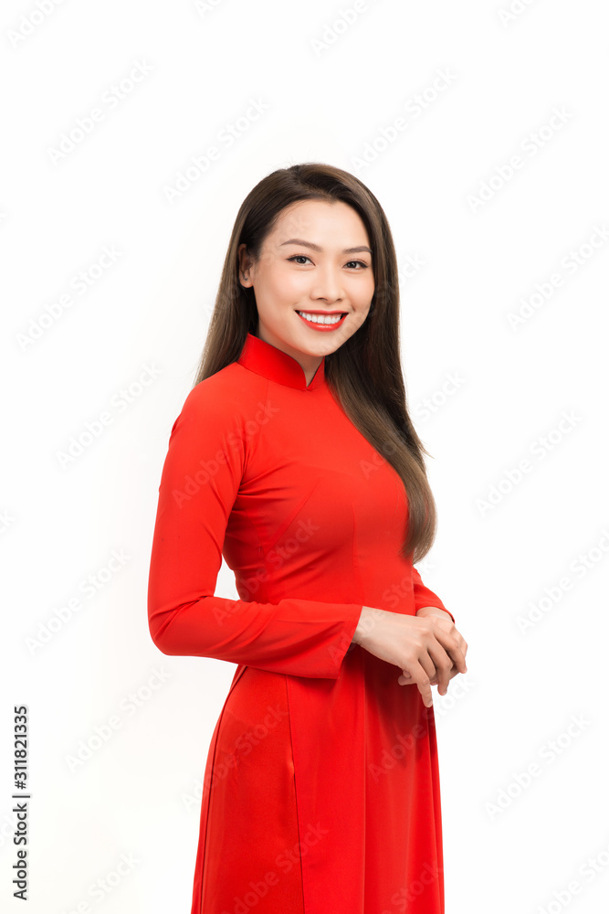 农历新年快乐。身穿传统奥岱服饰的亚洲女性在白色墙上画肖像