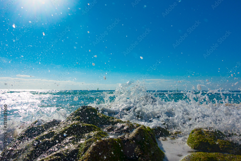 岩石海岸上汹涌的海浪