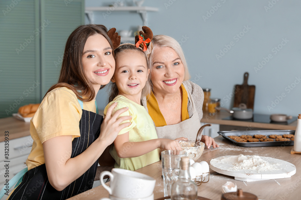 年轻女子带着她的小女儿和母亲在家做圣诞饼干