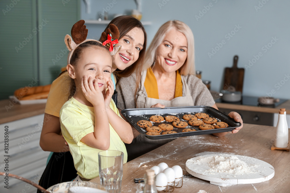 年轻女子带着她的小女儿和母亲在家做圣诞饼干