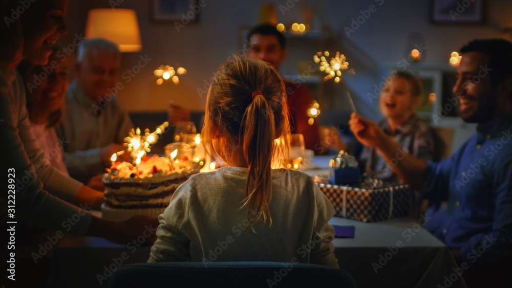 后视镜头：可爱小女孩在餐桌上吹灭H上的蜡烛庆祝生日