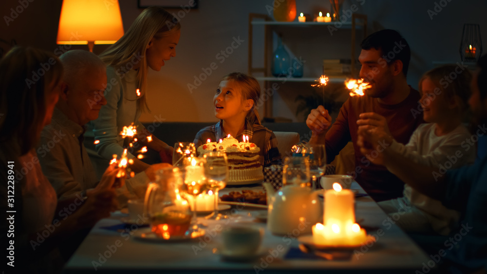 可爱小女孩在餐桌上庆祝生日，妈妈端蛋糕，女孩准备