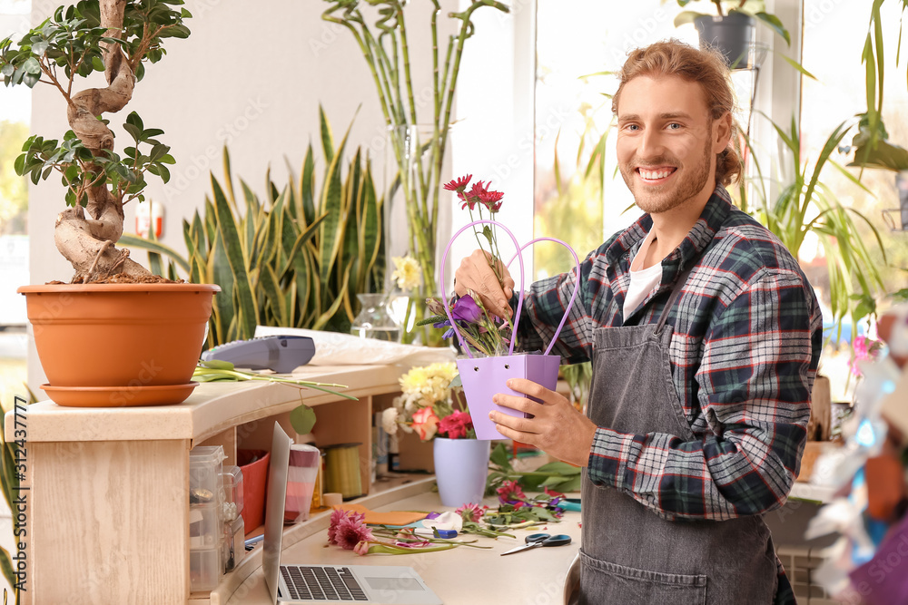 在商店工作的男性花艺师肖像