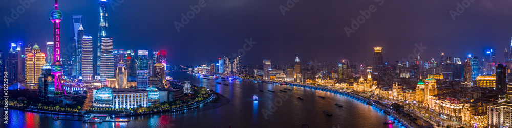 鸟瞰上海天际线和摩天大楼全景，黄浦R上的中国上海现代城市