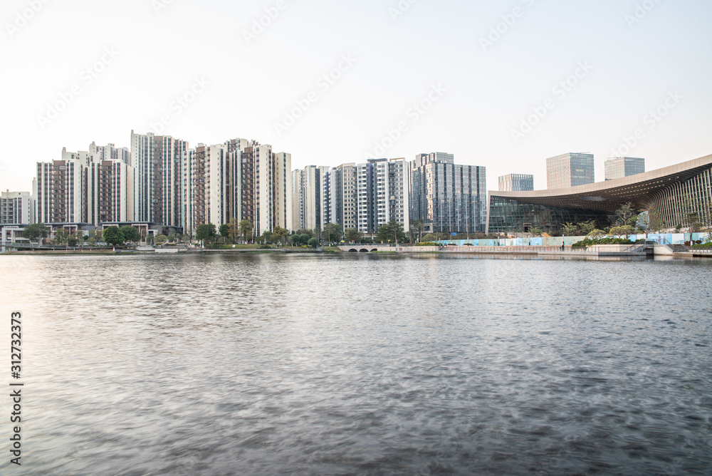 中国广州南沙凤凰湖公园湖景住宅楼