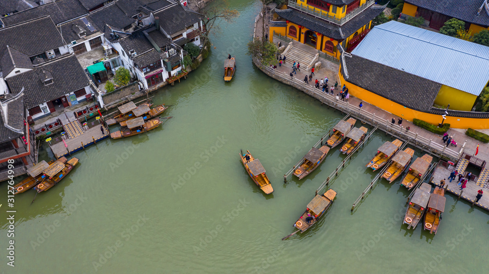 上海朱家集运河上的朱家角水乡和中国传统旅游船鸟瞰图