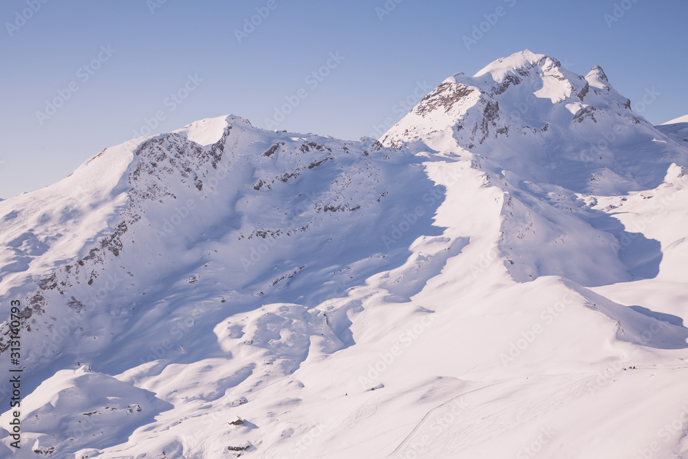 自然风光，格林德瓦尔德寒冷的冬天高山上的雪——冒险的最后一站