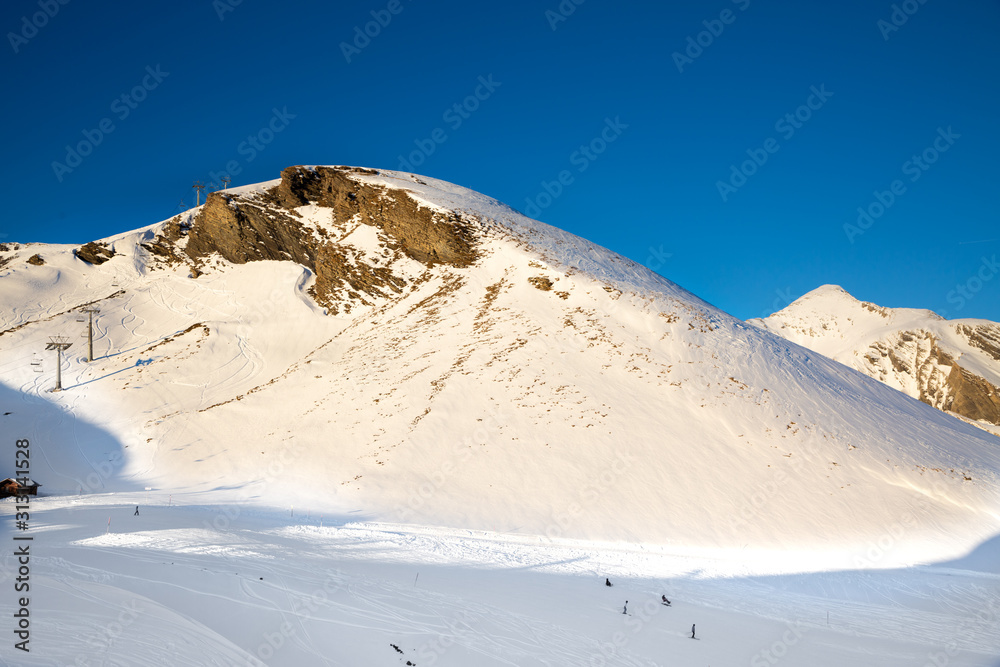 自然风光，格林德瓦尔德寒冷的冬天高山上的雪——冒险的最后一站