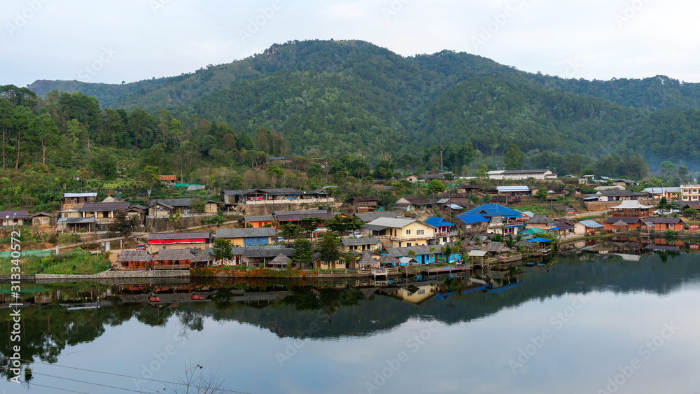 泰国湄洪松Ban Rak thai村的湖景和倒影。