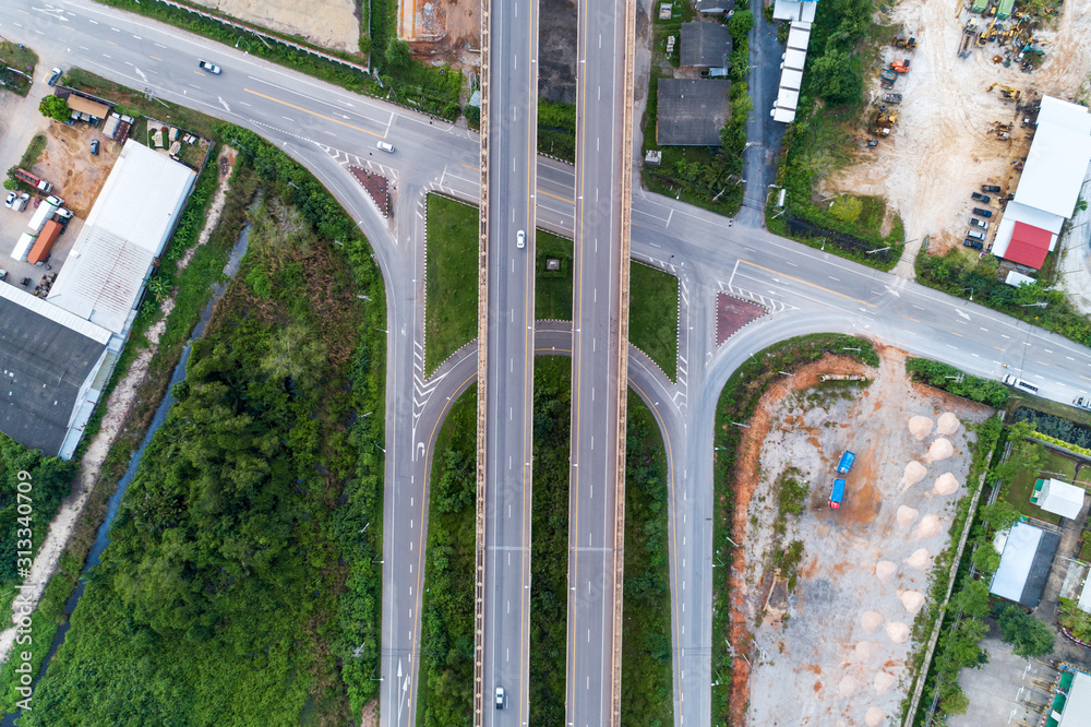 无人机拍摄的高速公路鸟瞰图。