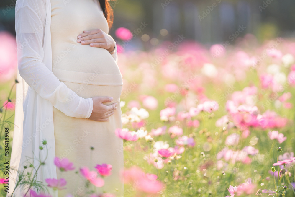 孕妇正在花园里放松。