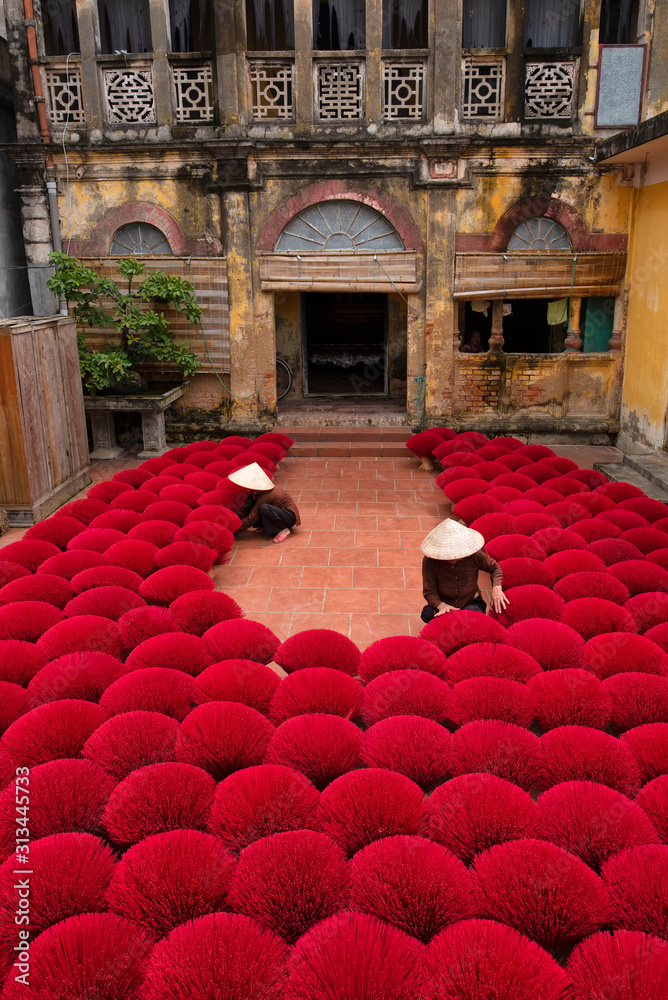 Women in a village in northern Vietnam Bringing the incense to dry For use according to the Chinese 